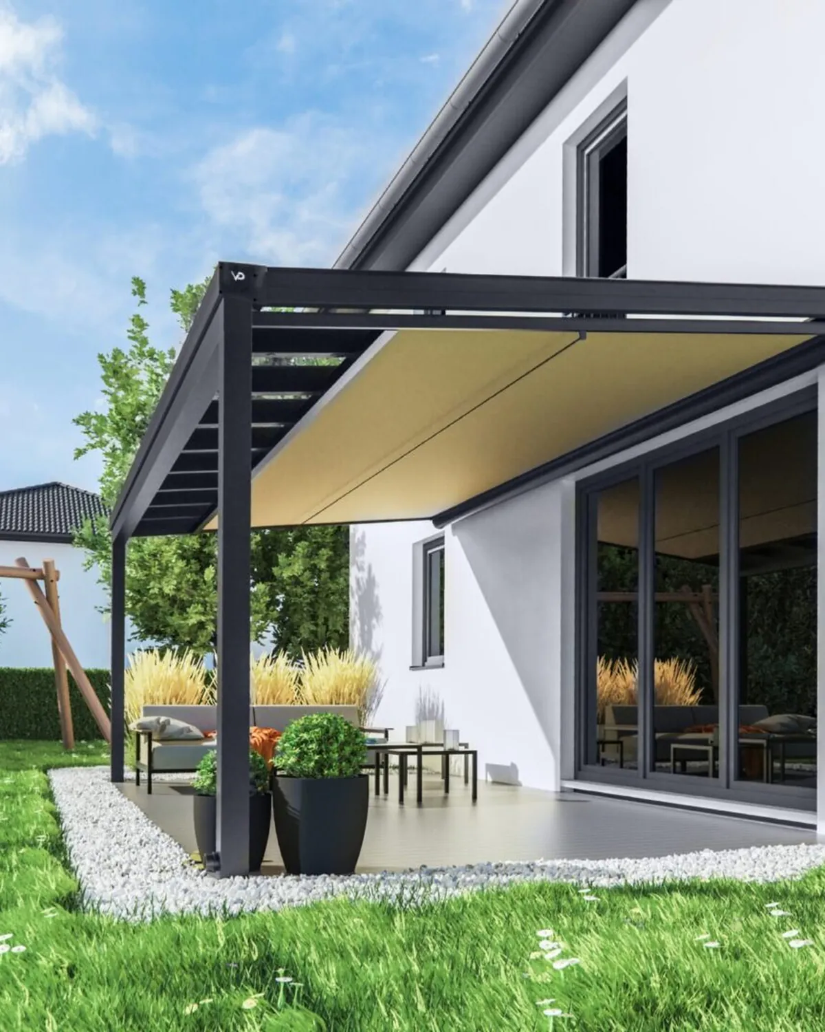 Aluminium veranda met uitgeschoven zonwering boven een terras aan een woonhuis