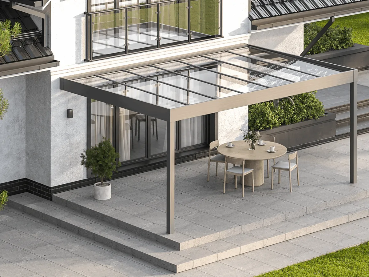 Aluminium terrasoverkapping met glazen dak boven een terras met eettafel