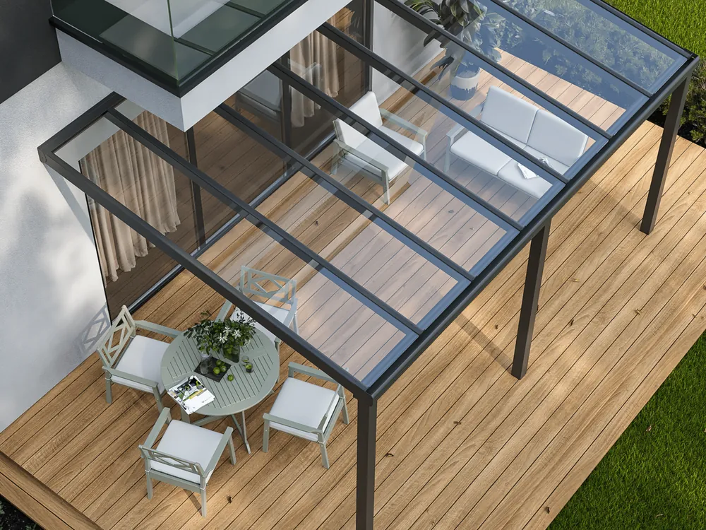 Aluminium terrasoverkapping met glazen dak boven een houten terras