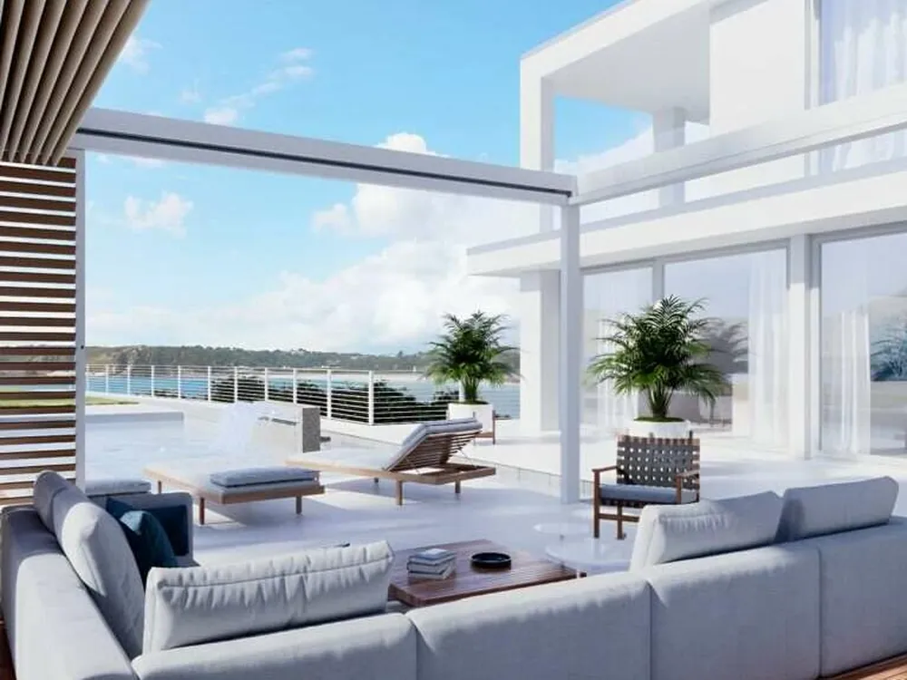 Terras met vouwdak OpenAir en loungemeubels bij een moderne villa