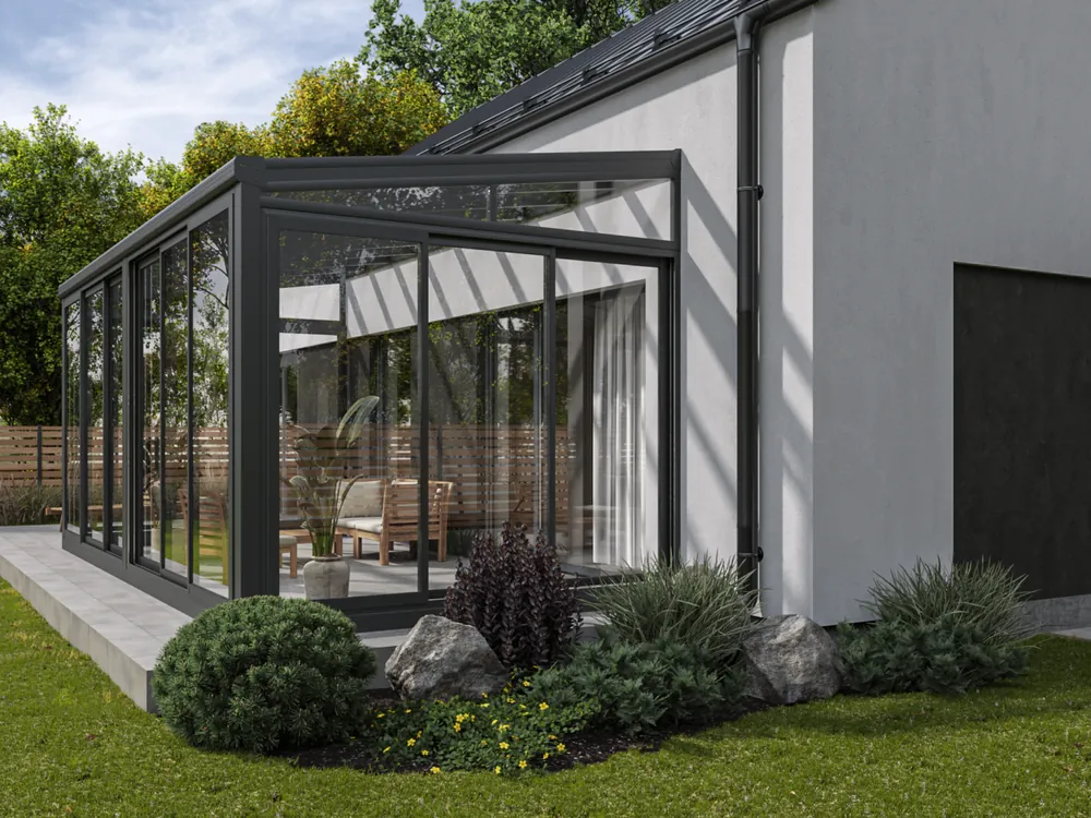 Koude wintertuin met glazen wanden aan de zijkant van een woning